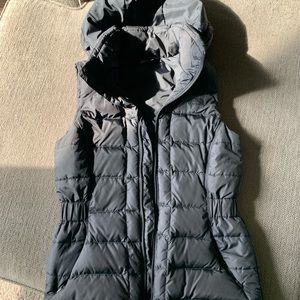 Womens North Face Vest size small new without tags; hood is not detachable